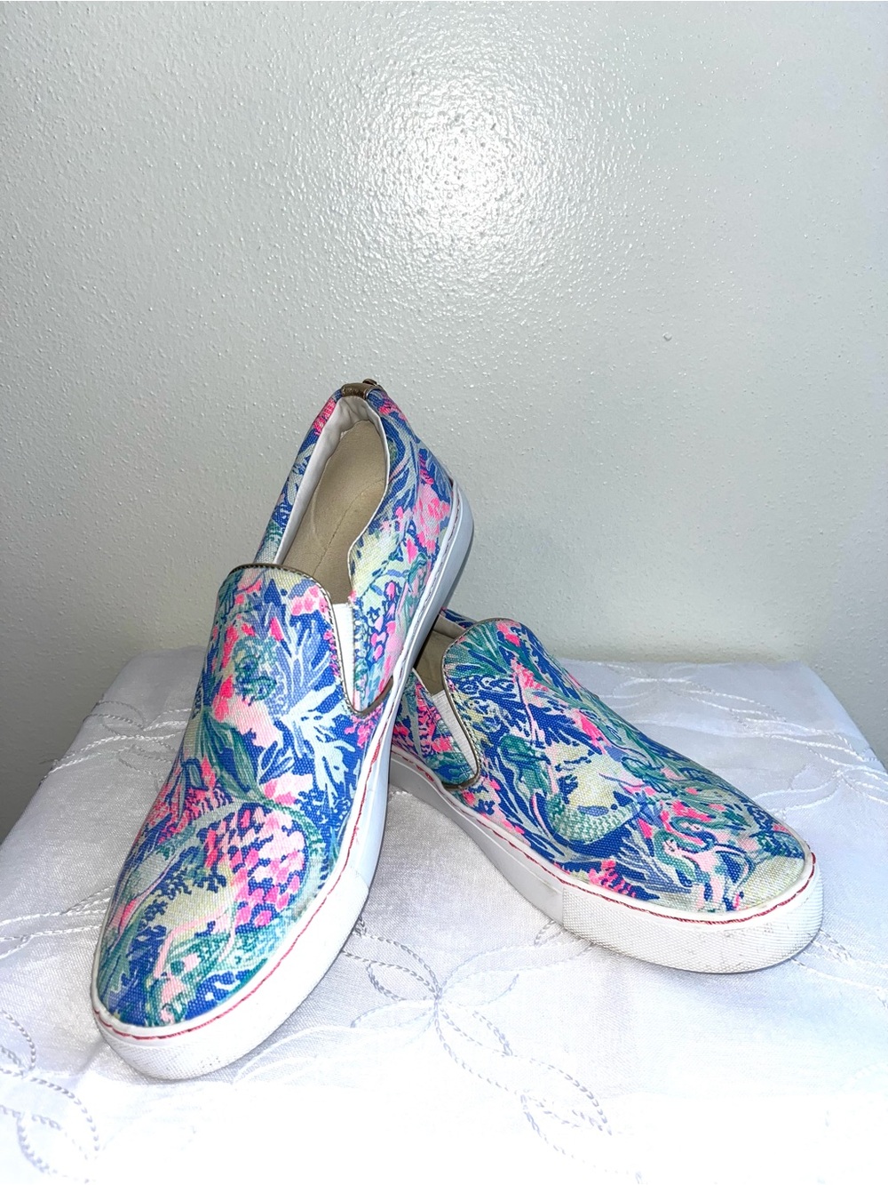 Lilly Pulitzer Julie Sneakers Mermaid Cove Slip-on VGC Blue Pink White Gold SZE